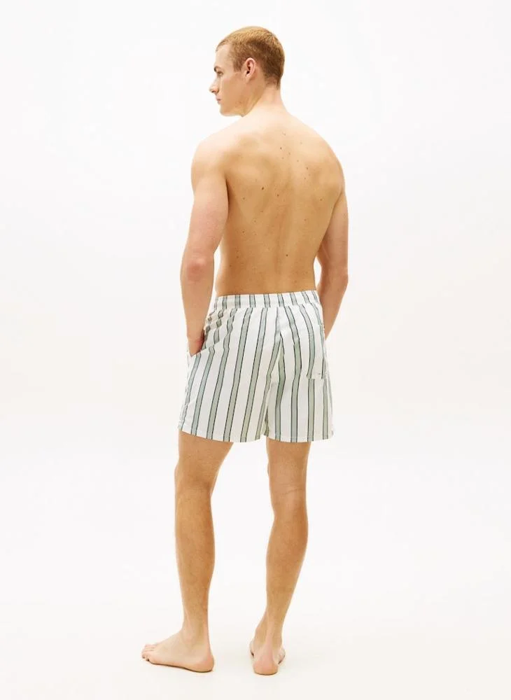 تومي هيلفيغر شورت سباحة متوسط الطول بطبعة