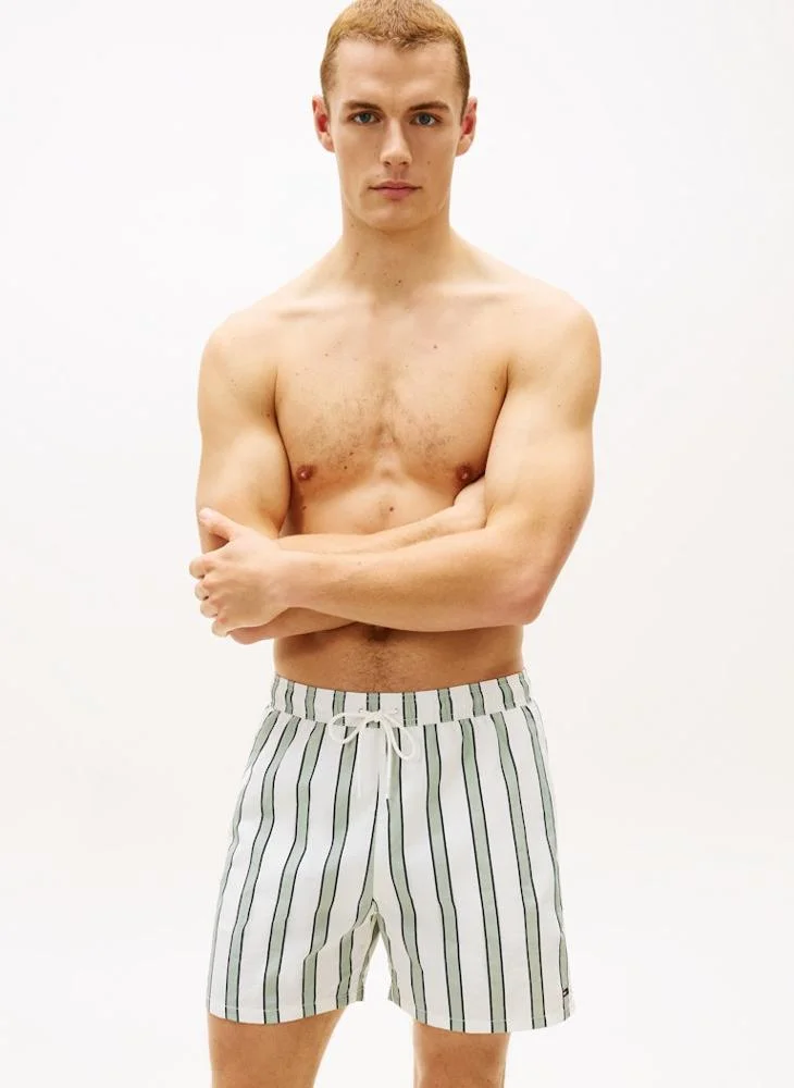 تومي هيلفيغر شورت سباحة متوسط الطول بطبعة