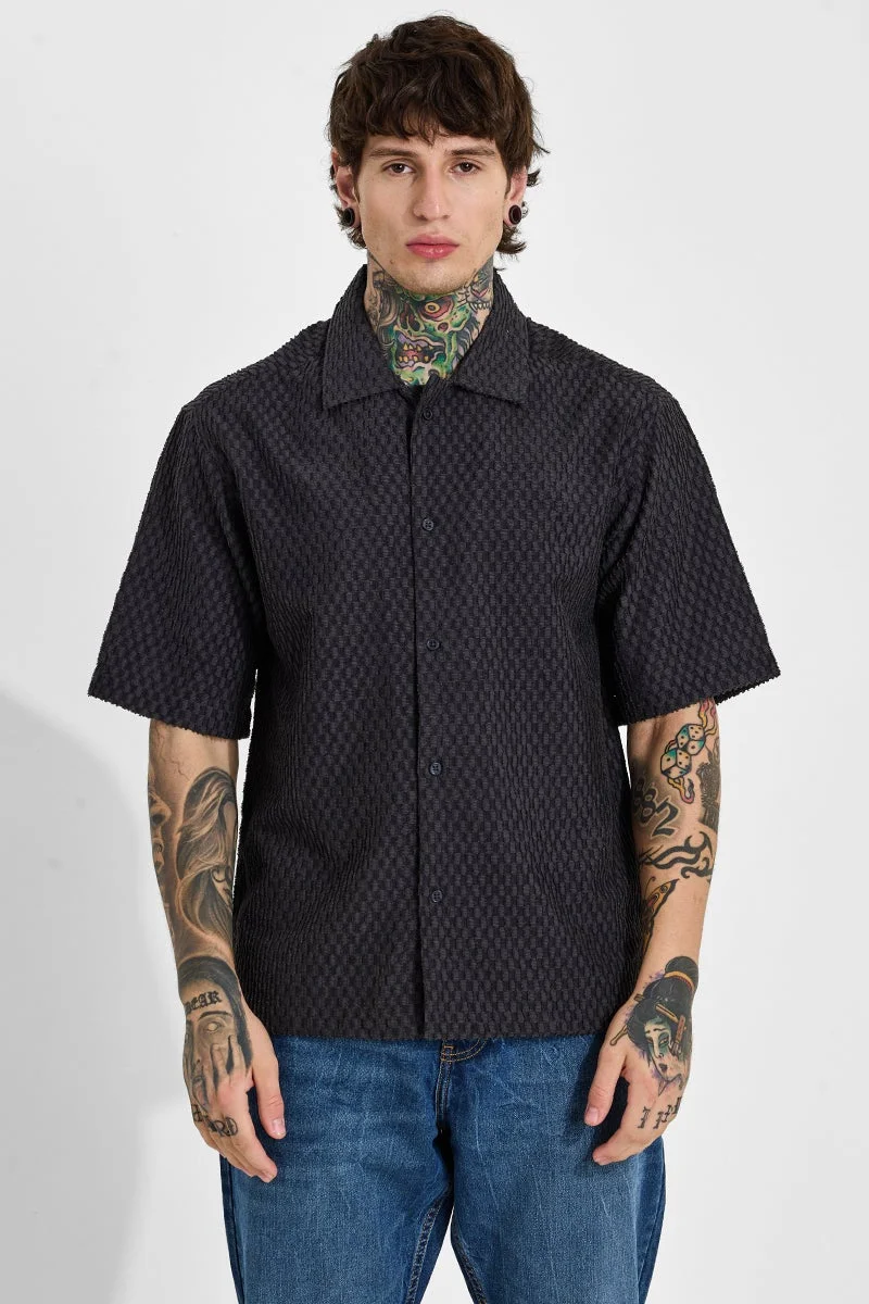 سنيتش قميص فضفاض بلون رمادي فحمي بنسيج بارز