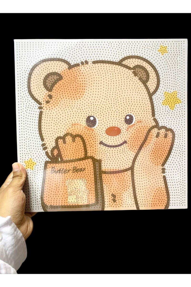 لوحة ألماس (خرز الدايموند) بتصميم دب كرتوني لطيف يحمل حقيبة "Butter Bear" 🧸✨   ألوان هادئة وتفاصيل ناعمة، بمقاس 30×30 سم، نشاط ممتع يضيف لمسة دافئة لغرفتك!
