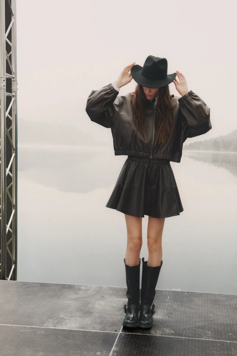 اتش اند ام تنورة بحواف واسعة من نسيج مطلي