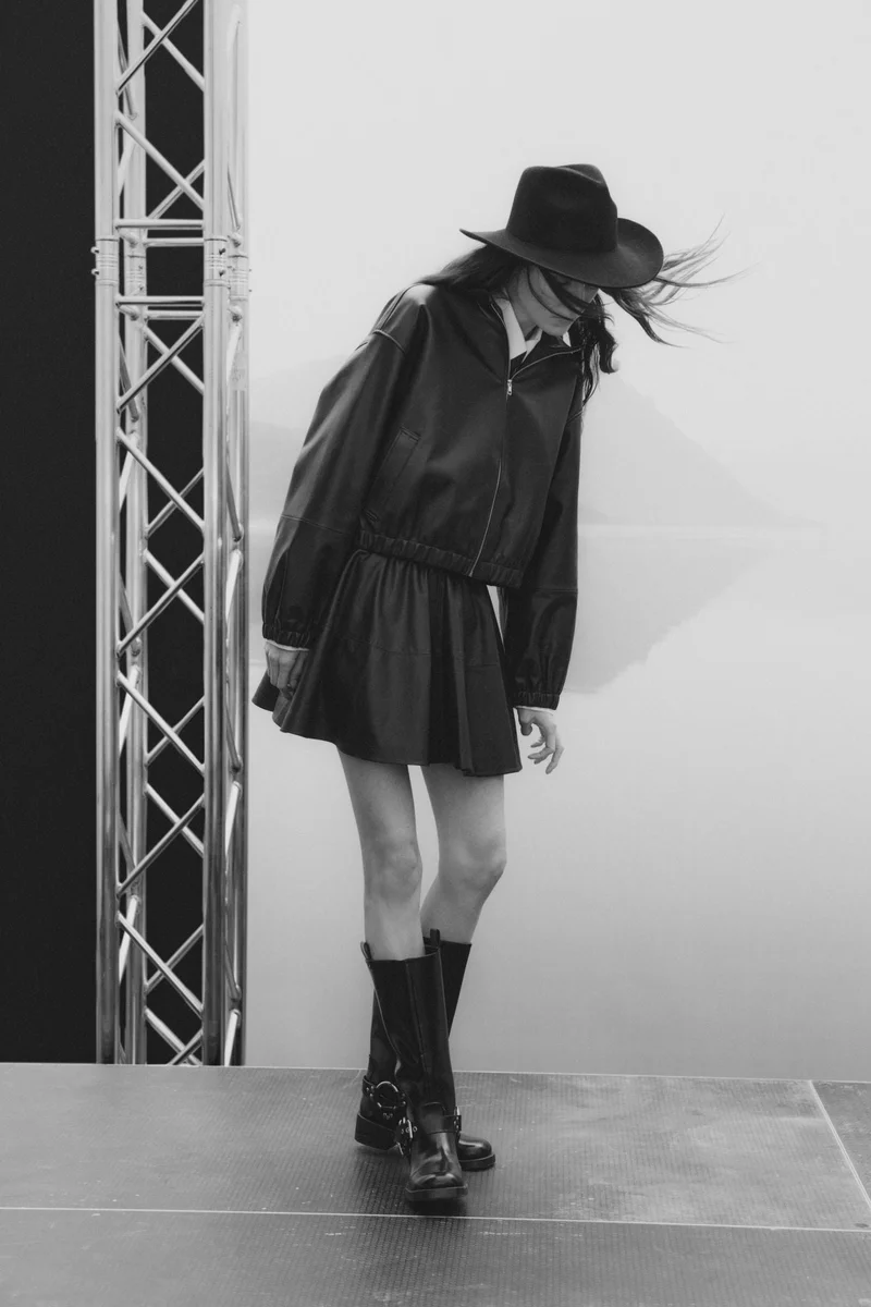 اتش اند ام تنورة بحواف واسعة من نسيج مطلي