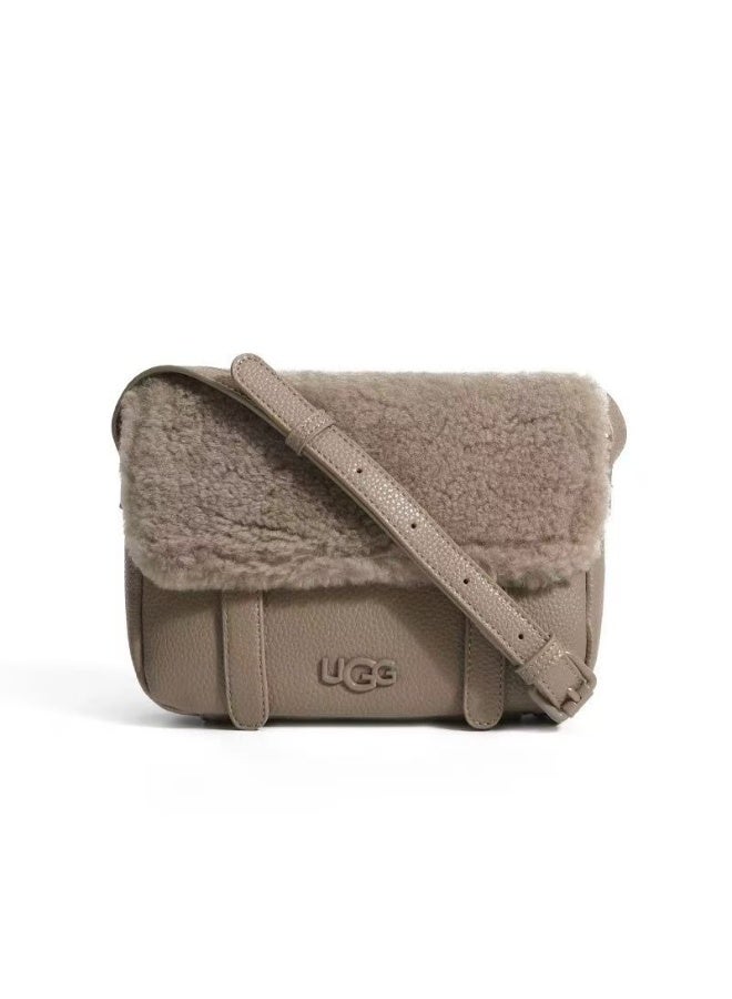 أوغ حقيبة كروس صغيرة من جلد الغنم من باير