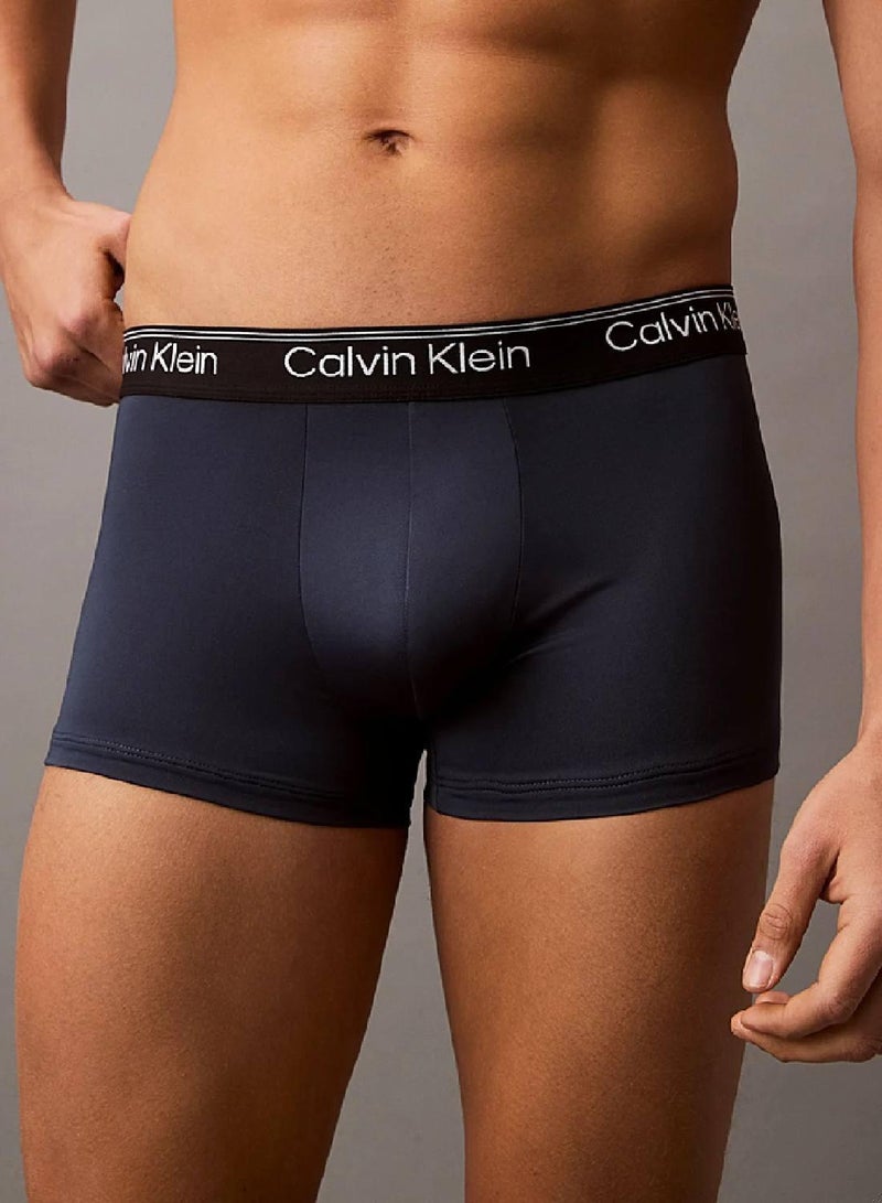 كالفن كلاين طقم سراويل داخلية بخصر منخفض من 3 قطع - ممتص للتمدد بشكل دقيق - Image 4