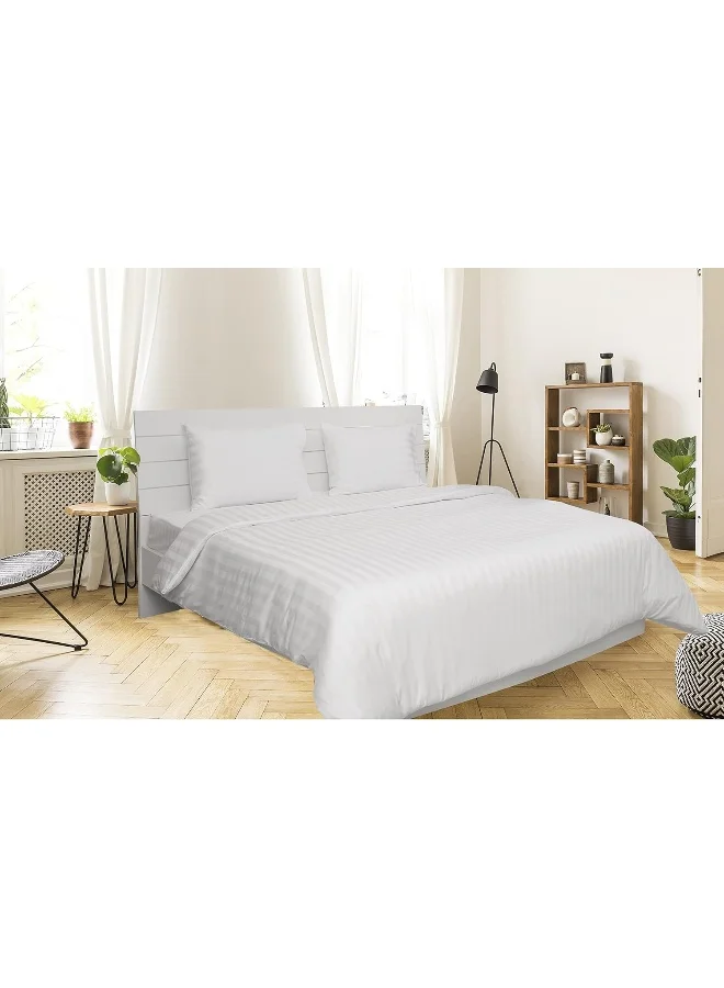 هوتيل لينين كلوب مجموعة لحاف فندقي من كلوب - 4 قطع، فاخرة 100% قطن مع 250 خيط ساتين، تصميم أنيق بخطوط بعرض 1 بوصة، حشوة ناعمة من الألياف الدقيقة، الحجم: 160 × 240 سم، أبيض كلاسيكي