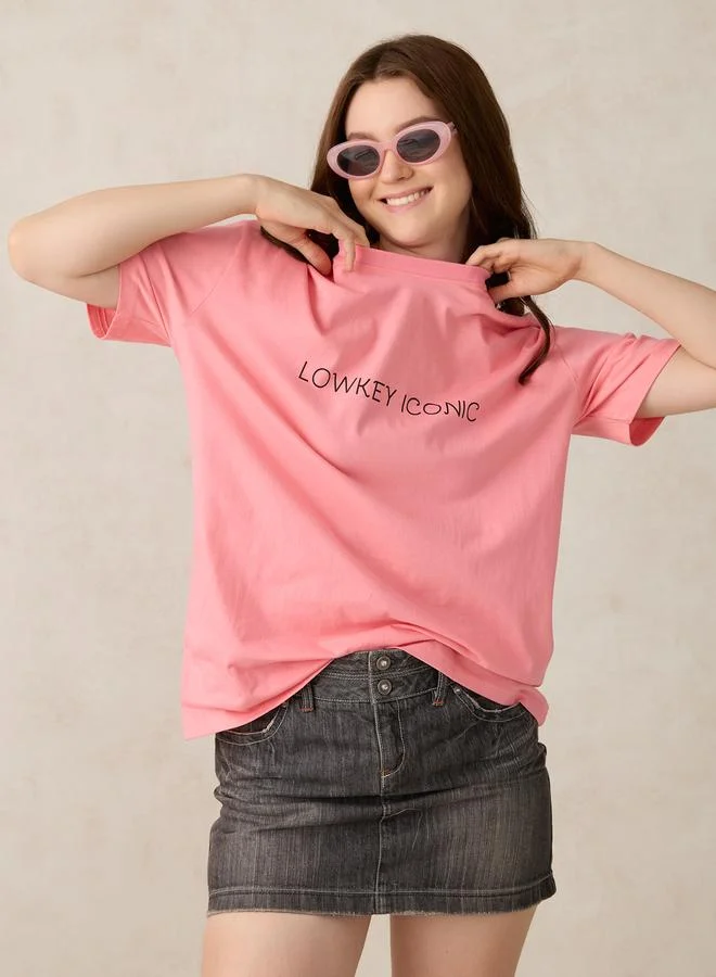 أوجيدر تيشيرت وردي واسع بطبعة كتابة