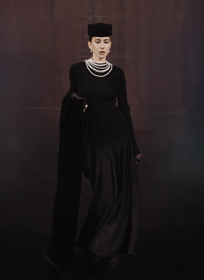 Lichi Jersey maxi dress with pearl necklace