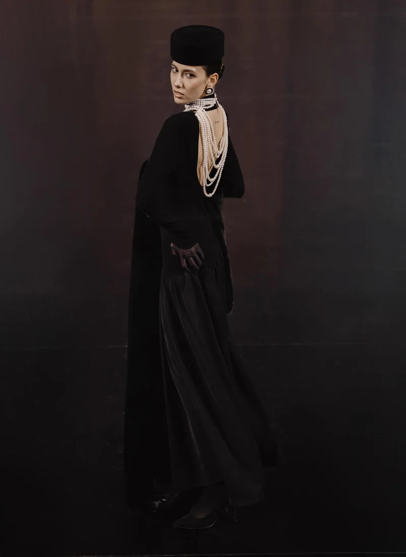 Lichi Jersey maxi dress with pearl necklace