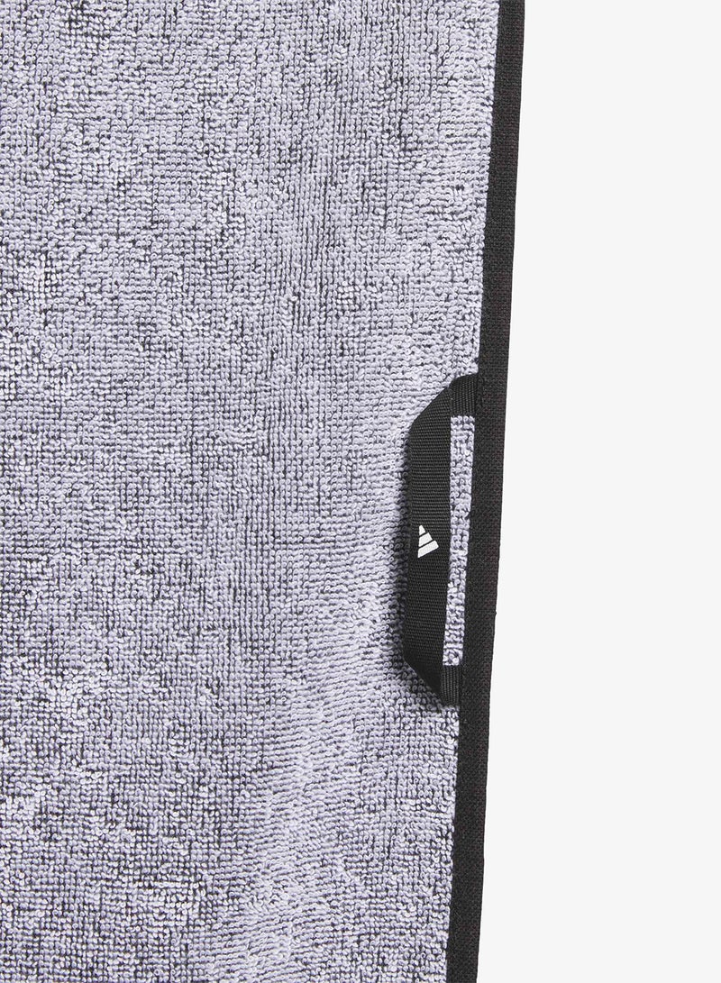 اديداس منشفة بشعار أساسي - Image 3