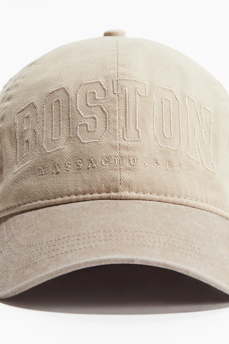 اتش اند ام قبعة من القطن مزينة بطبعة