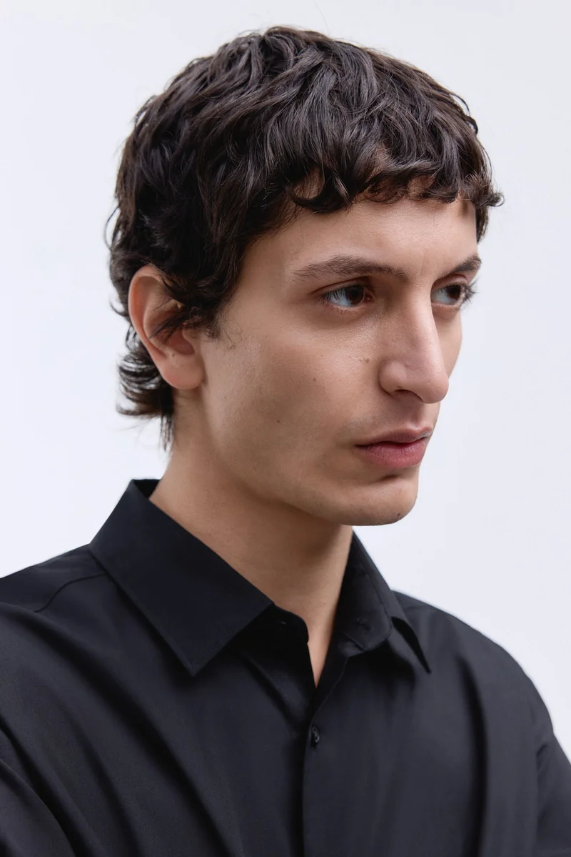 اتش اند ام قميص بقصّة عادية من نسيج سهل الكي