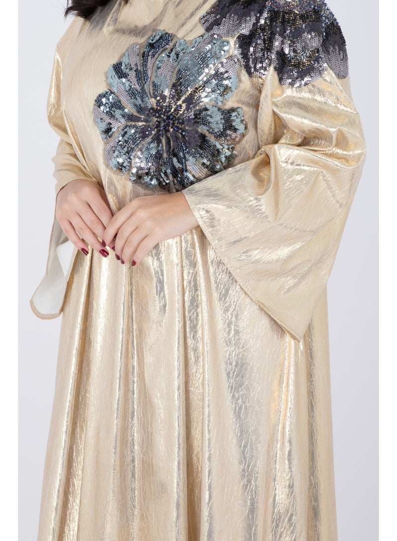 اكسا جلابية من القماش اللامع مزينة بزهرة على الكتف - Image 2