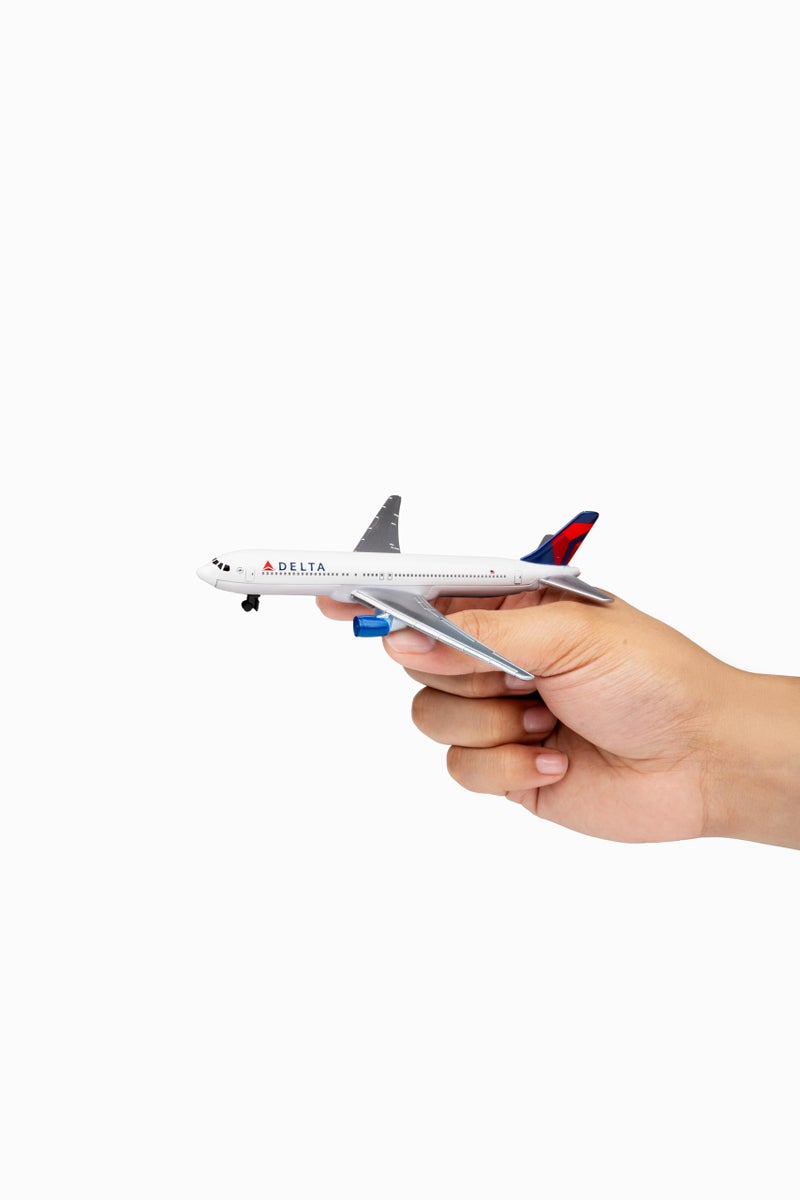 Daron طائرة ديرون – خطوط دلتا الجوية – نموذج طائرة معدني مصبوب مع أجزاء بلاستيكية للأطفال من عمر 3 سنوات فما فوق - Image 2