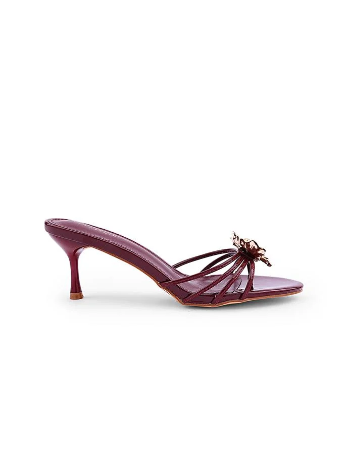 أيقون Delicate strap design with refined heel.