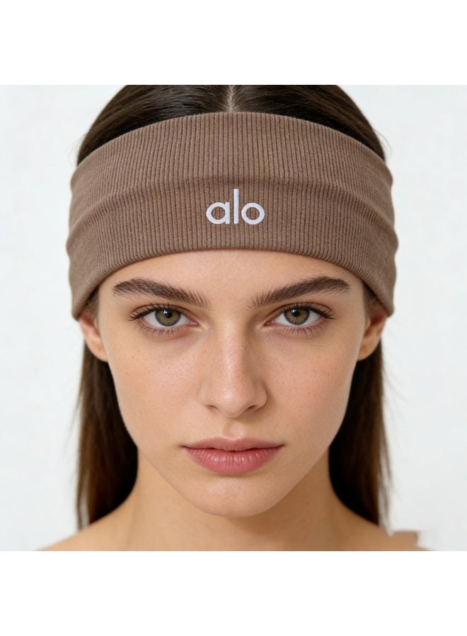 Alo Yoga رباط رأس رياضي كاجوال باللون البني من ألو - Image 1