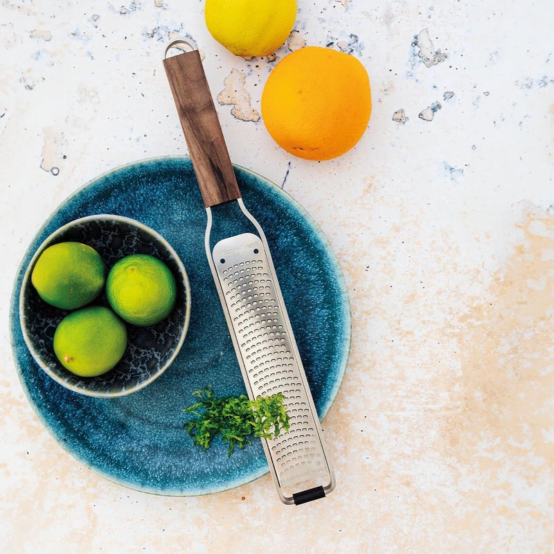 Microplane مبشرة ميكروبلان ماستر سيريز بمقبض خشبي من الفولاذ المقاوم للصدأ - Image 4