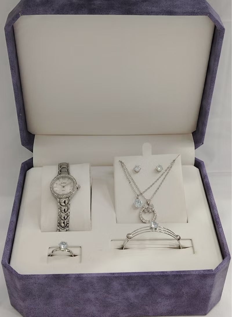 Women's watch with a bracelet and a ring made of zircon