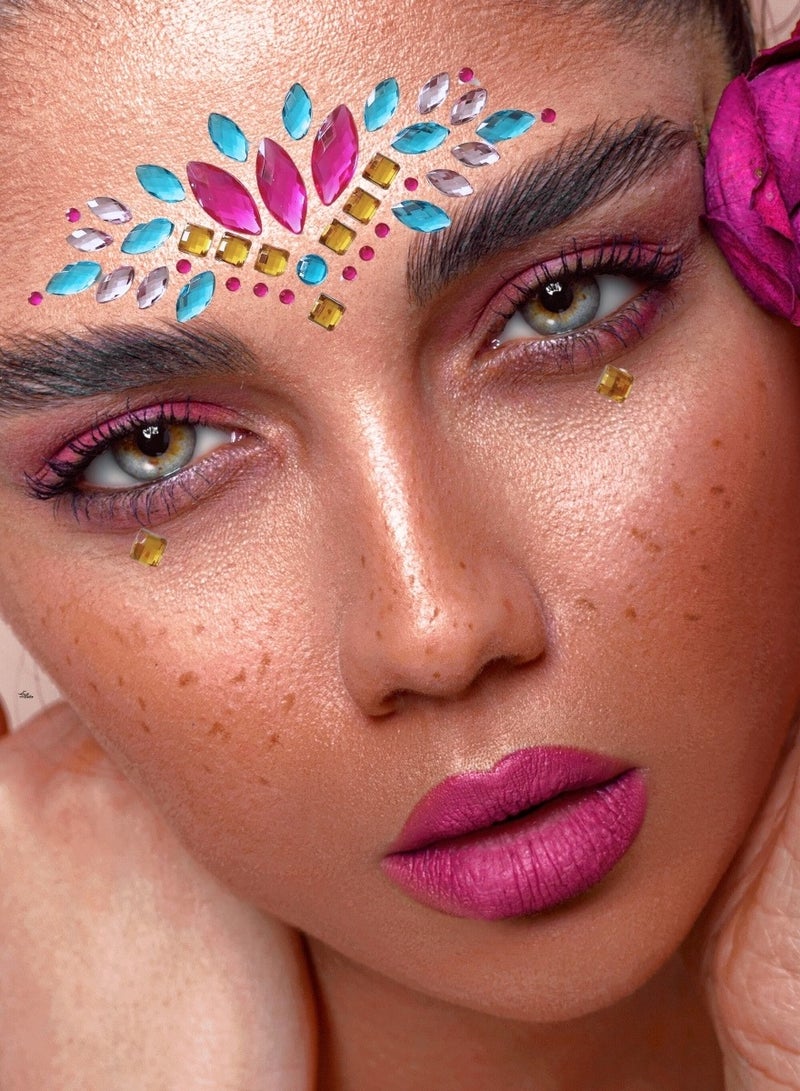 جواهر وجه بألوان فوشيا لغروب الشمس والأزرق المحيطي – مجوهرات وجه للمهرجانات مُرتبة مسبقًا ذات لصق ذاتي مع كريستالات أكريليك جريئة | جواهر وجه قابلة للالتصاق بسرعة وسهولة للحفلات، والمهرجانات، والكرنفالات، والكوسبلاي، ومكياج الحفلات، والهالوين، وإطلالات الجمال الراقية | آمنة للبشرة، طويلة الأمد، وبريق واقعي. - Image 3
