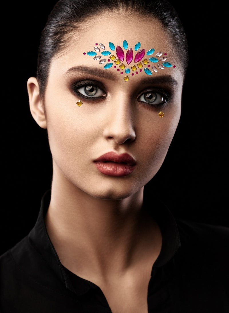 جواهر وجه بألوان فوشيا لغروب الشمس والأزرق المحيطي – مجوهرات وجه للمهرجانات مُرتبة مسبقًا ذات لصق ذاتي مع كريستالات أكريليك جريئة | جواهر وجه قابلة للالتصاق بسرعة وسهولة للحفلات، والمهرجانات، والكرنفالات، والكوسبلاي، ومكياج الحفلات، والهالوين، وإطلالات الجمال الراقية | آمنة للبشرة، طويلة الأمد، وبريق واقعي. - Image 1