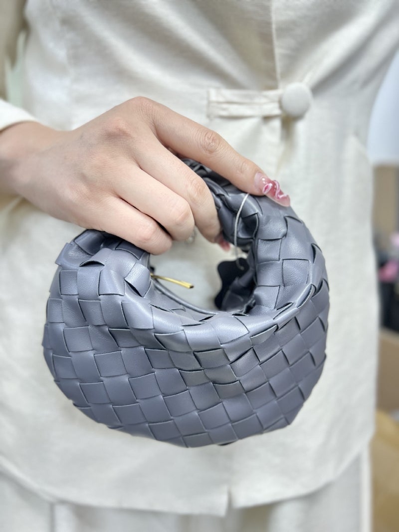 Fashion 2025 Summer Explosions Hand-Woven Dumpling Bag High-Quality All-Match Fashion Handbag - Image 1