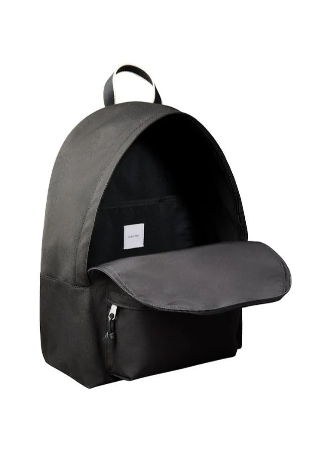 كالفن كلاين حقيبة ظهر مستديرة برسومات كبسولية