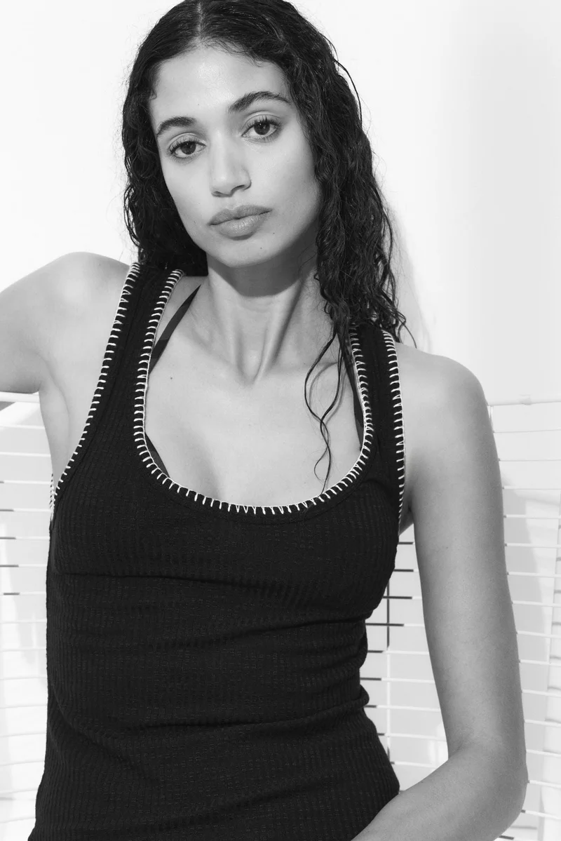 اتش اند ام فستان محبوك من نسيج مرن