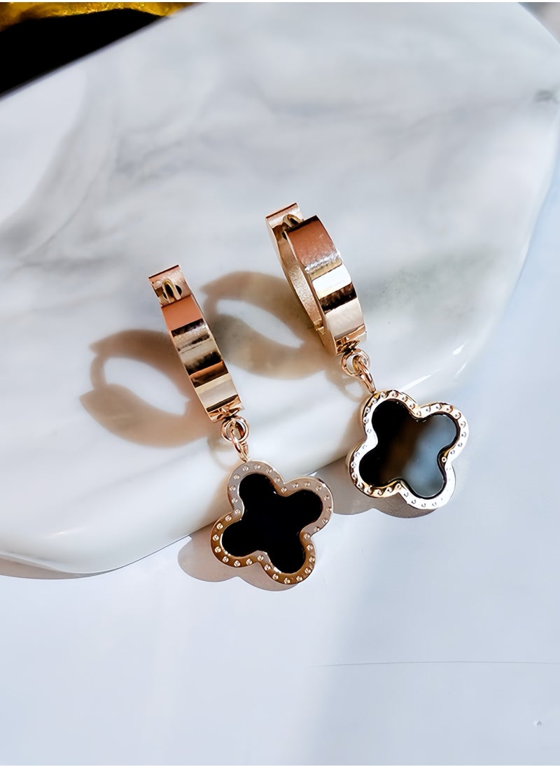 Lee Yon - Graceful Clover Design Earrings, Gold/Black - Image 1