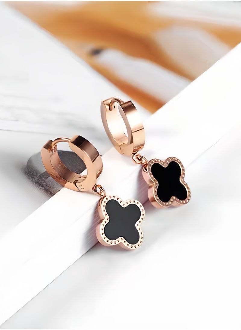 Lee Yon - Graceful Clover Design Earrings, Gold/Black - Image 1