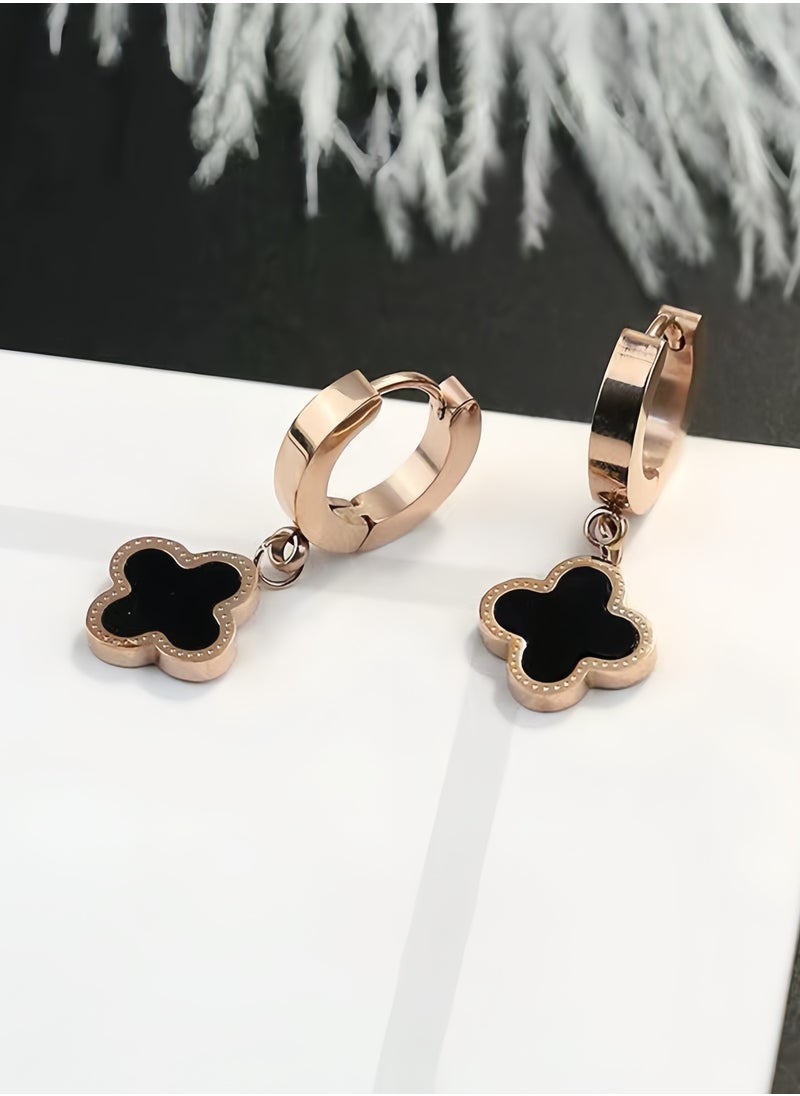Lee Yon - Graceful Clover Design Earrings, Gold/Black - Image 1
