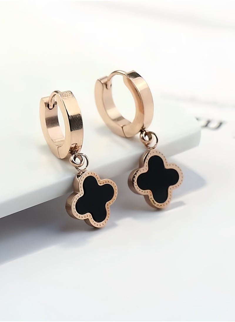 Lee Yon - Graceful Clover Design Earrings, Gold/Black - Image 1