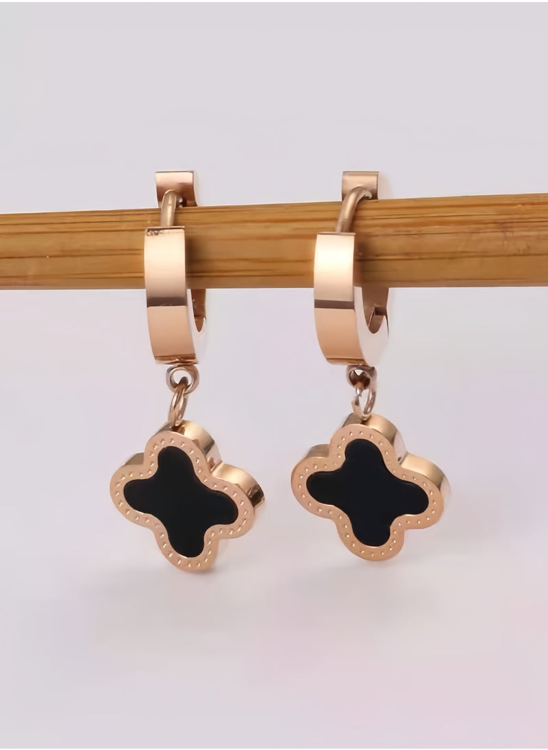Lee Yon - Graceful Clover Design Earrings, Gold/Black - Image 1