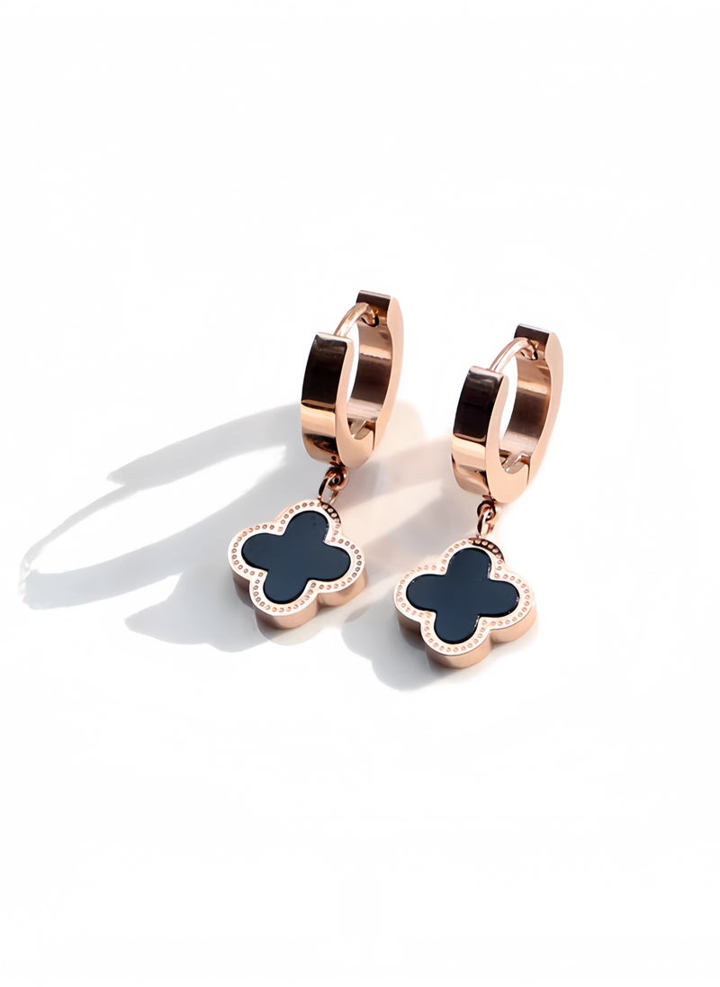 Lee Yon - Graceful Clover Design Earrings, Gold/Black - Image 1