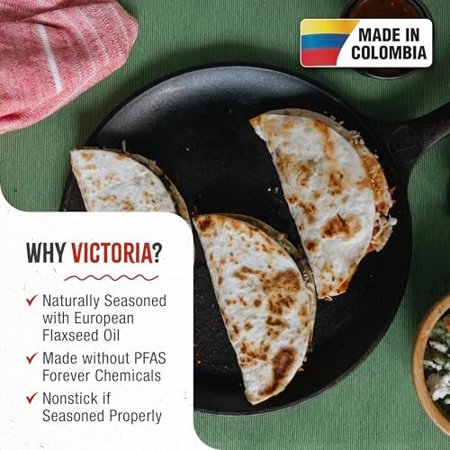 Victoria مقلاة فيكتوريا من الحديد الزهر بقطر 10.5 بوصة مع مقبض طويل، متبلة مسبقًا بزيت بذور الكتان، مصنوعة في كولومبيا - Image 3