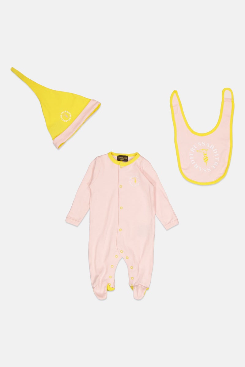 TRUSSARDI طقم ترساردي جونيور للبنات من 3 قطع مع طباعة جرافيك، قبعة ومريلة، وردي - Image 1