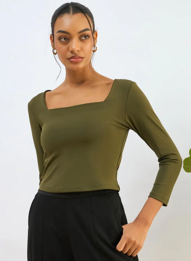 ساسافراس بلوزة قصيرة محبوكة بياقة مربعة من ساسافراس زيتوني