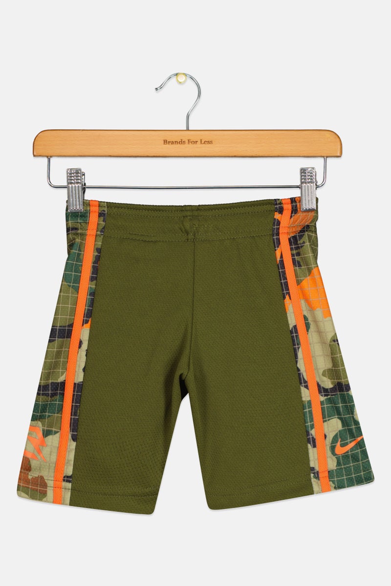Nike شورتات تدريب للأطفال من نايك 3 براند بواسطة راسل ويلسون، لون زيتوني داكن، ملابس رياضية مناسبة بشعار العلامة التجارية - Image 2