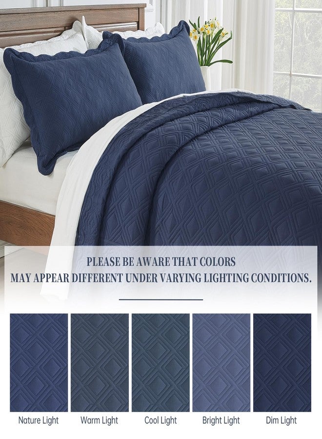 طقم غطاء سرير كاليفورنيا كينج من SUCHBED، غطاء سرير كبير الحجم مقاس 128 × 120 بوصة، طقم لحاف كاليفورنيا كينج، غطاء خفيف الوزن مع أغطية وسائد، غطاء سرير مبطن بنمط شبكي ودمشقي، مناسب لجميع الفصول، لون أزرق داكن - Image 5