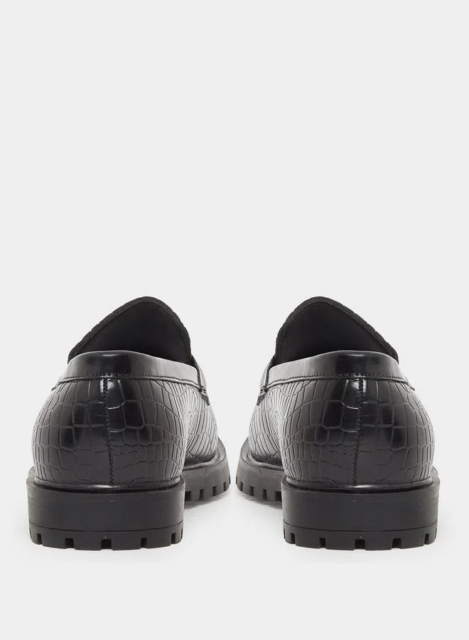 Styli Styli Croc-Textured Chain Accent Chunky Loafers