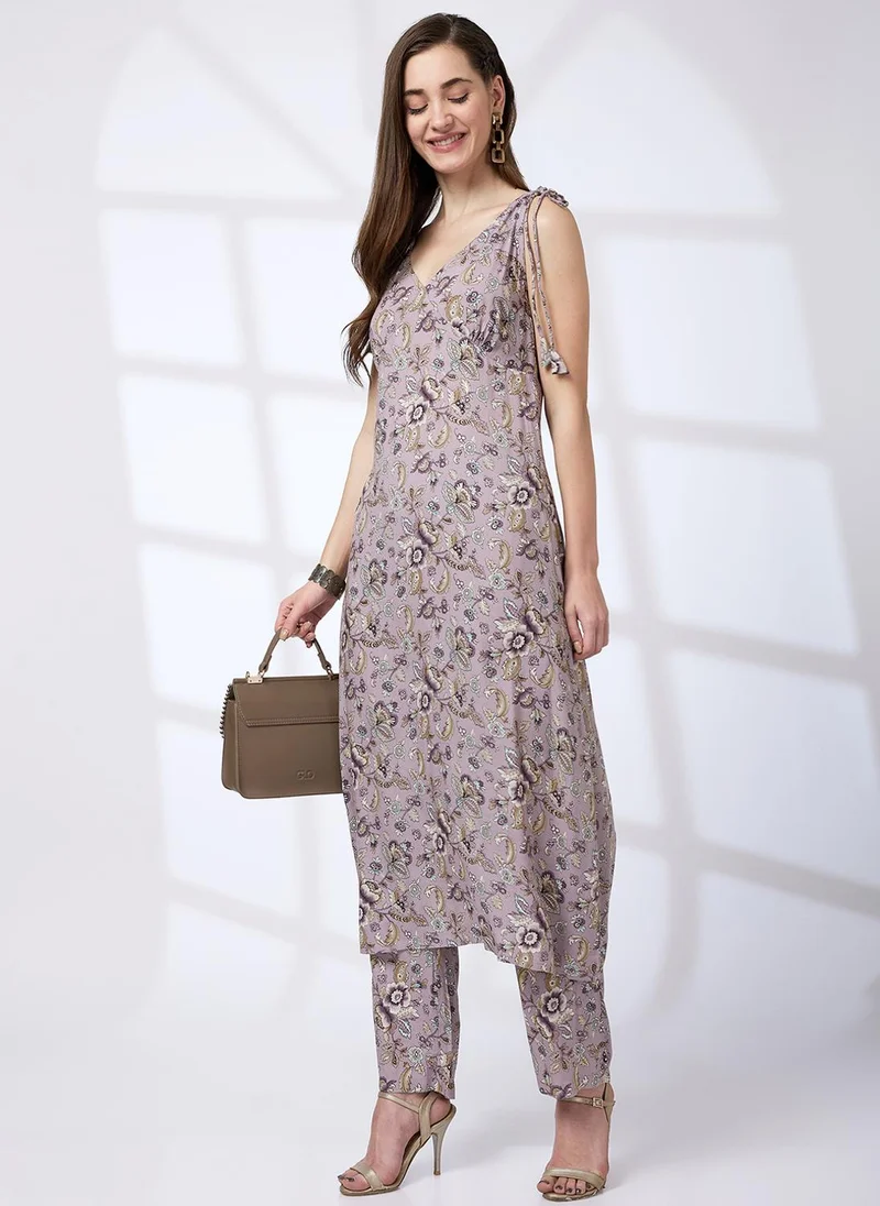 جلو باص طقم كورتا نسائي بياقة على شكل حرف  وأربطة على الكتف وطبعات زهور مع بنطلون للعمل