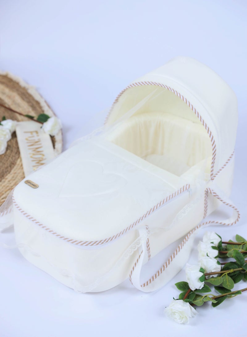 لحظة مرح سرير أطفال محمول مع مقعد مبطن سميك بمواد عالية الجودة قماش مشجر لون ابيض/بني 62×35×18سم - Image 1