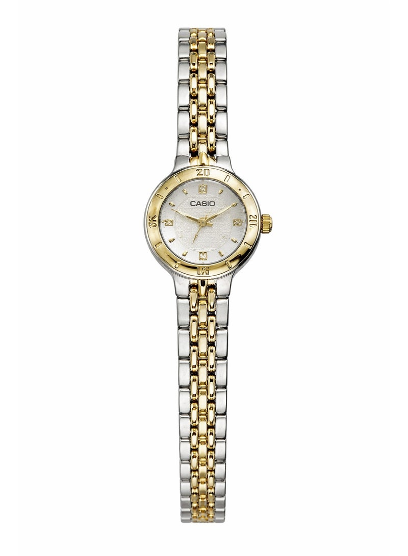 ساعة كاسيو النسائية الأنيقة ثنائية اللون، فضية وذهبية، بمينا أبيض