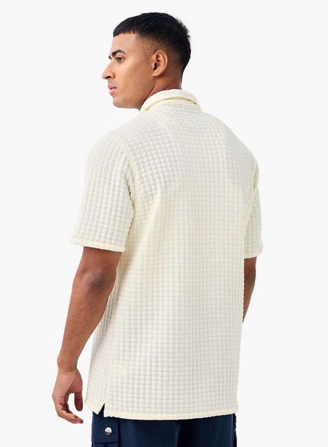 سبلاش فيڤ قميص بقصة عادية بنقشة وافل وياقة كامب وأكمام قصيرة - Image 3