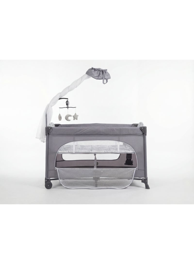 كول بيبي سرير أطفال متنقل دورين (Baby Travel Cot) قابل للطي مع ناموسية، فتحة جانبية بسوستة، ألعاب معلقة، وعجلات بفرامل - محبس للأطفال - Image 4