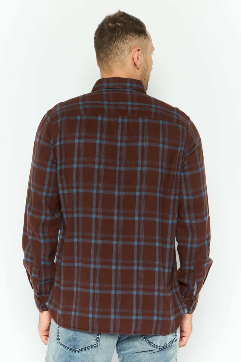 TRUE GRIT قميص كاجوال رجالي بأكمام طويلة وقصة عادية، مزخرف بمربعات، بني - Image 4