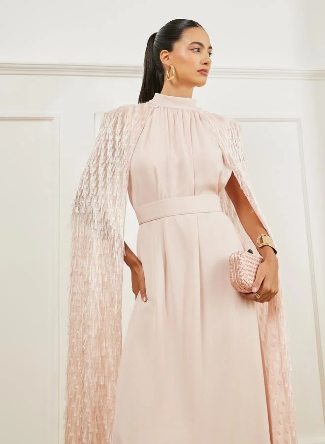 ستايلي فستان طويل مزين بتصميم كيب