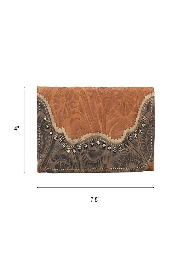 أميركان ويست محفظة نسائية ثلاثية الطي مصنوعة يدوياً من الجلد الطبيعي 100% من أمريكان ويست | فتحات لبطاقات الائتمان وجيب للنقود وحامل شفاف لبطاقة الهوية | مجموعة سادل ريدج | غربي (لون بني طبيعي) - Image 3