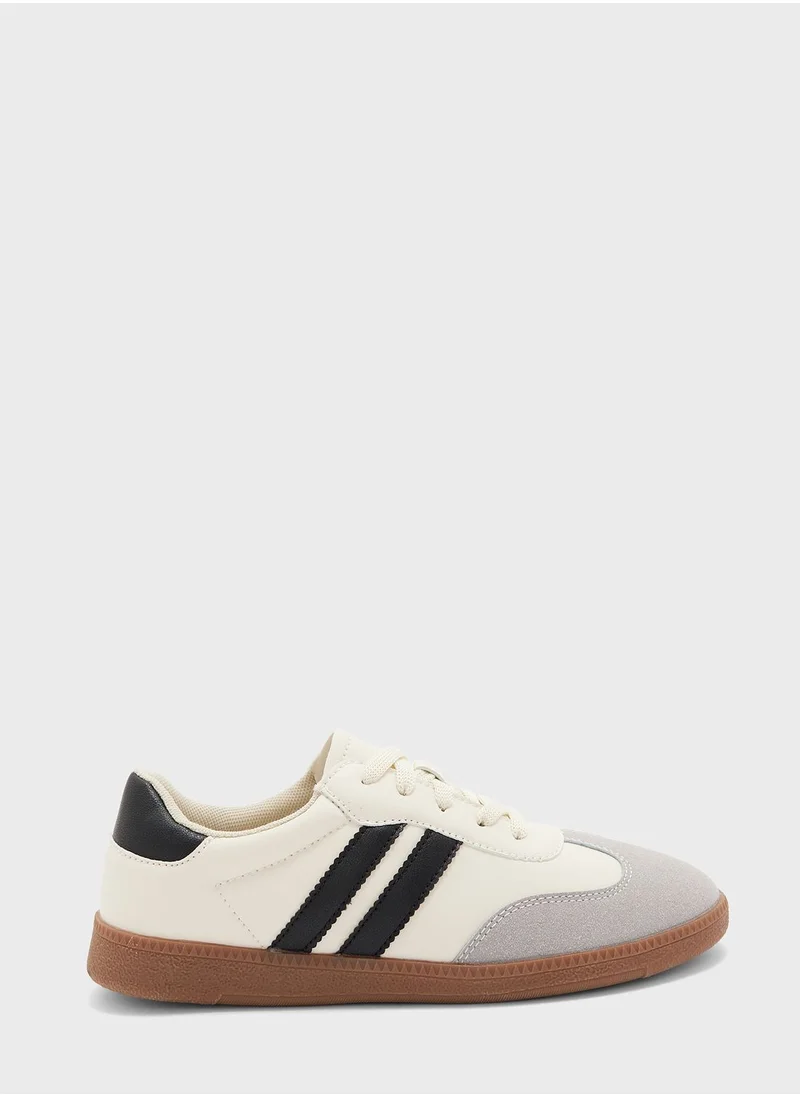 جينجر Sneaker With Stripe Detail