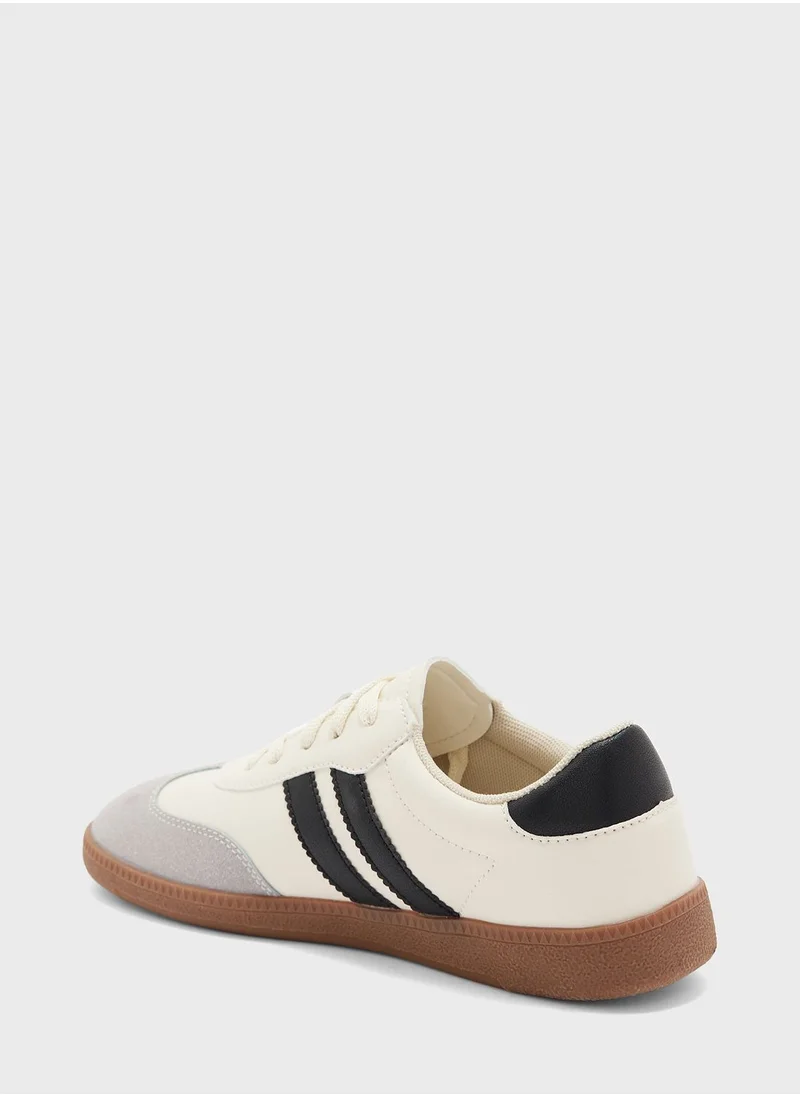 جينجر Sneaker With Stripe Detail