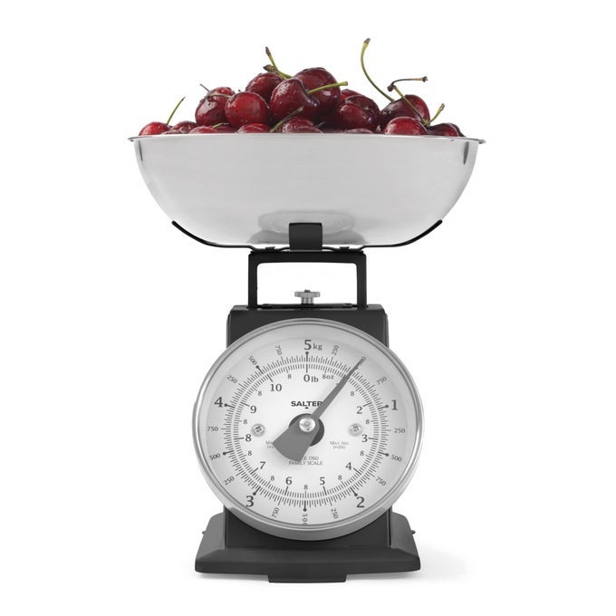 SA00562BFEU12 TIMELESS MECHANICAL KITCHEN SCALE BAKING SCALE WITH 5 KG CAPACITY 1 LITRE DISHWASHER SAFE BOWL ANALOGUE FOOD SCALE CLASSIC DESIGN EASY READ LARGE DIAL 22CM HEIGHT BLACK