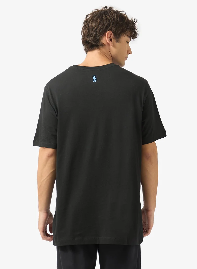 نايكي تيشيرت بأكمام قصيرة بشعار شيكاغو بولز كورتسايد من إن بي إيه